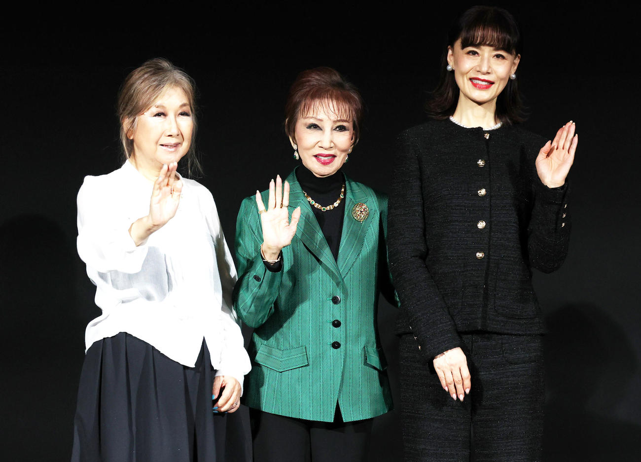「月丘夢路、井上梅次100年祭」のレセプションに出席した左から高橋真梨子、浅丘ルリ子、大地真央（撮影・野上伸悟）