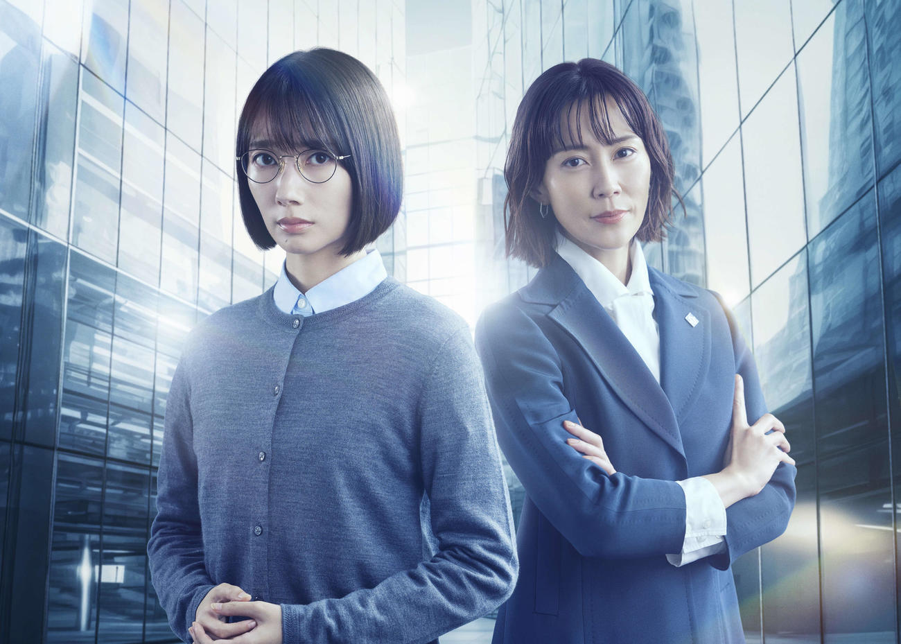 テレビ朝日系松本清張ドラマスペシャル「ガラスの城」に主演する波瑠（左）と共演の木村佳乃