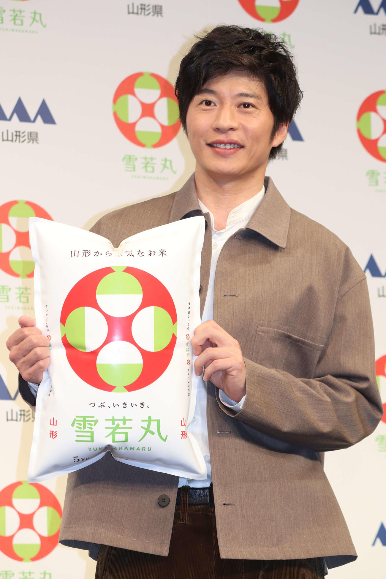 山形のお米「雪若丸」新米発表会で新米の匂いをかぐ田中圭（撮影・加藤理沙）