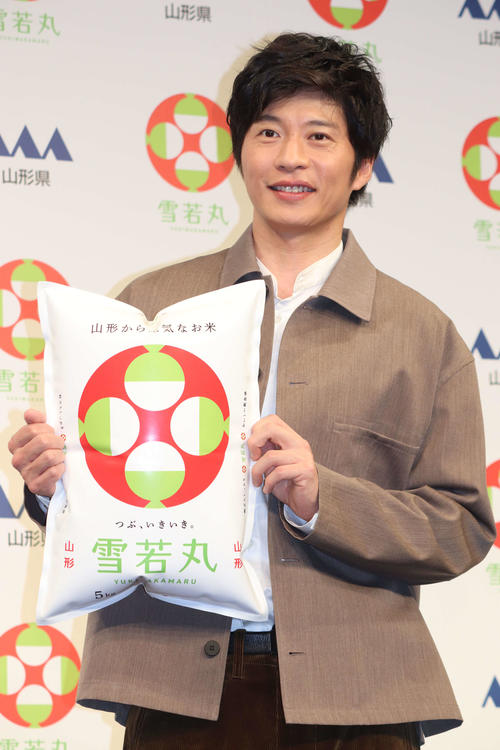 山形のお米「雪若丸」新米発表会で新米の匂いをかぐ田中圭(撮影・加藤理沙)