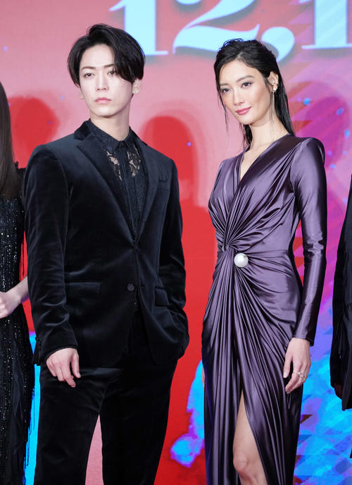 映画「怪物の木こり」完成報告会に臨む亀梨和也(左)と菜々緒(撮影・小沢裕)
