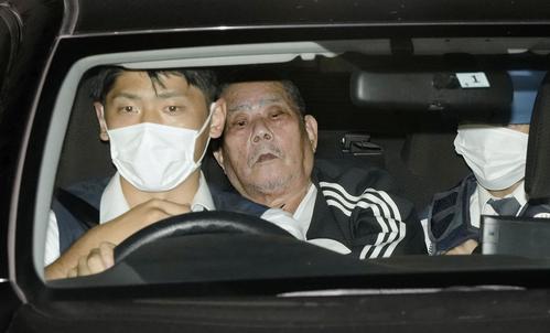 郵便局立てこもり事件で身柄を確保され、埼玉県警蕨署に入る鈴木常雄容疑者(中央)(共同)