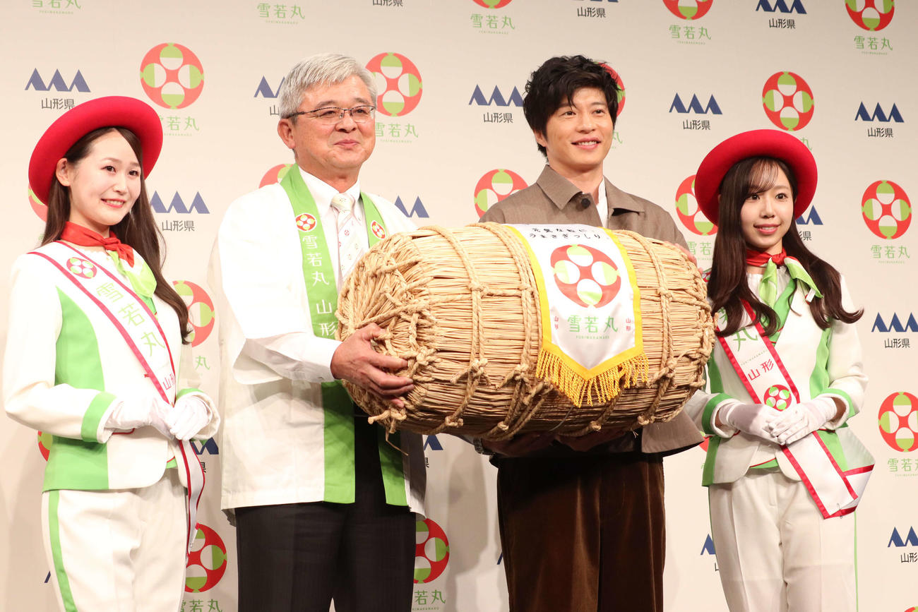 山形のお米「雪若丸」新米発表会に登壇した田中圭（左から3人目）（撮影・加藤理沙）