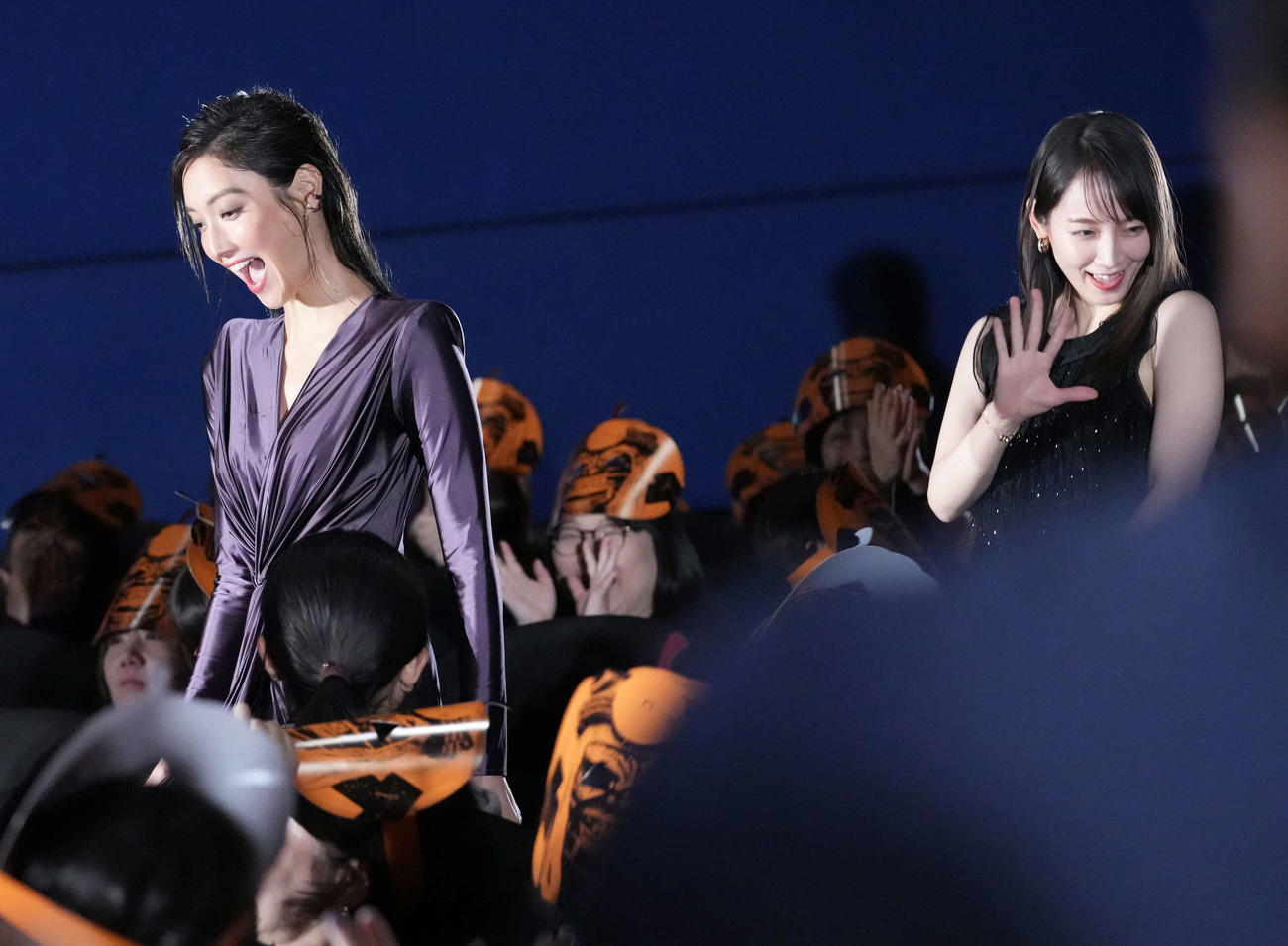 映画「怪物の木こり」の東京国際映画祭ジャパンプレミアに臨む菜々緒（左）と吉岡里帆（撮影・小沢裕）