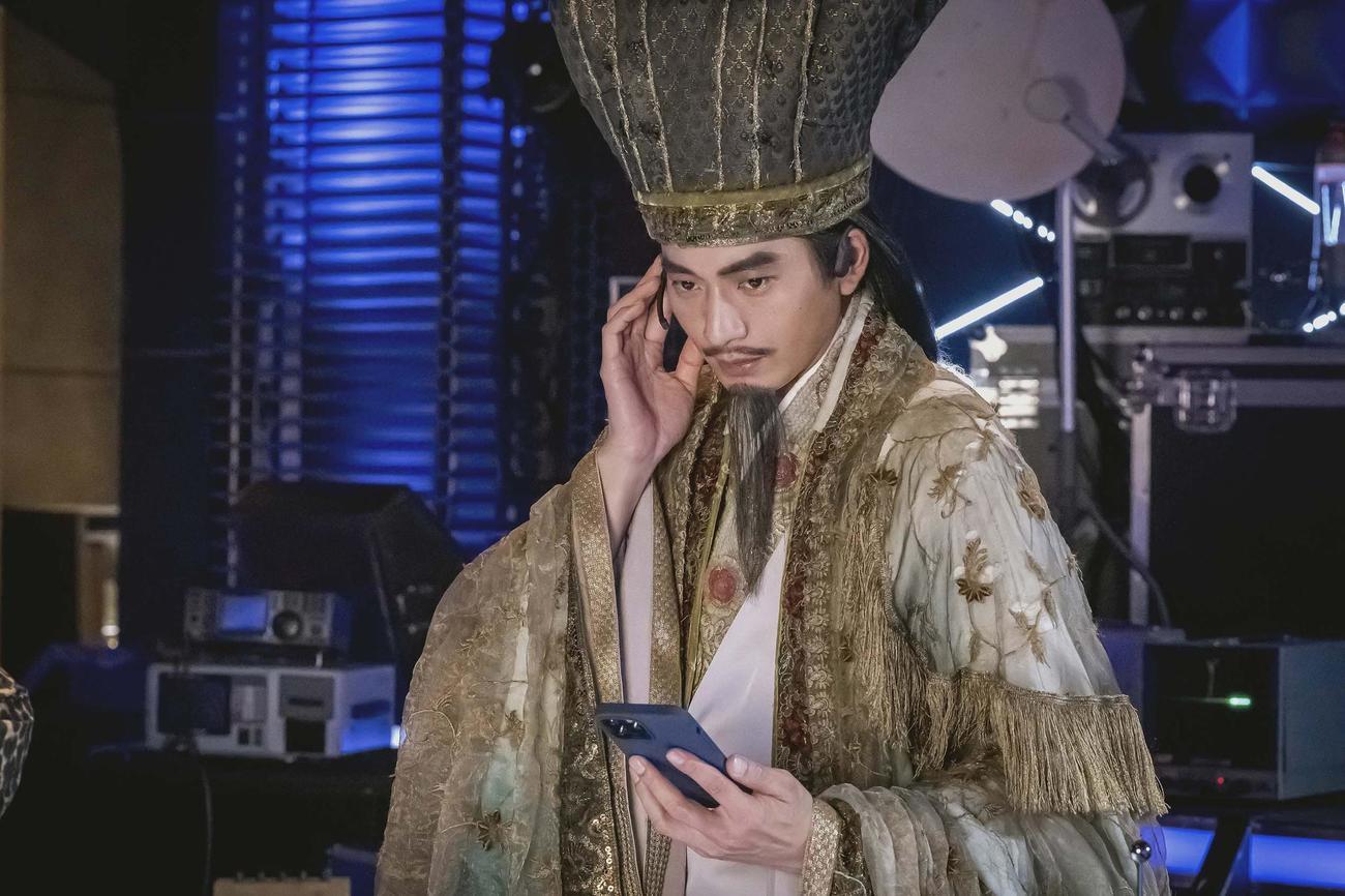 「パリピ孔明」に出演する向井理（C）フジテレビ