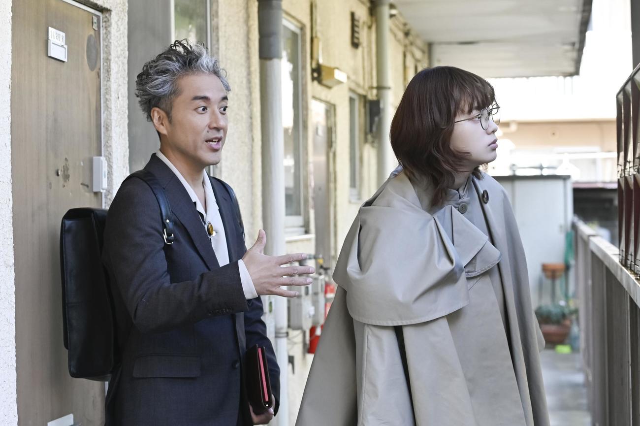 「うちの弁護士は手がかかる」に出演するムロツヨシ、平手友梨奈（C）フジテレビ