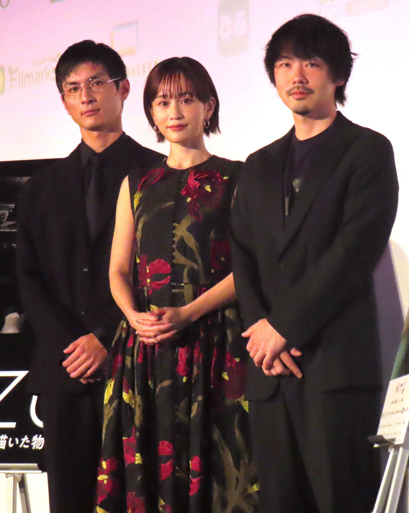 WOWOW連続ドラマ「OZU～小津安二郎が描いた物語～」舞台あいさつに出席した、左から高良健吾、前田敦子、松本優作監督