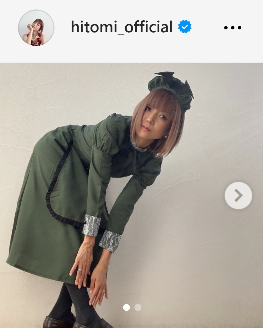 深緑のエプロンドレス姿を披露したhitomi（hitomiのインスタグラムから）