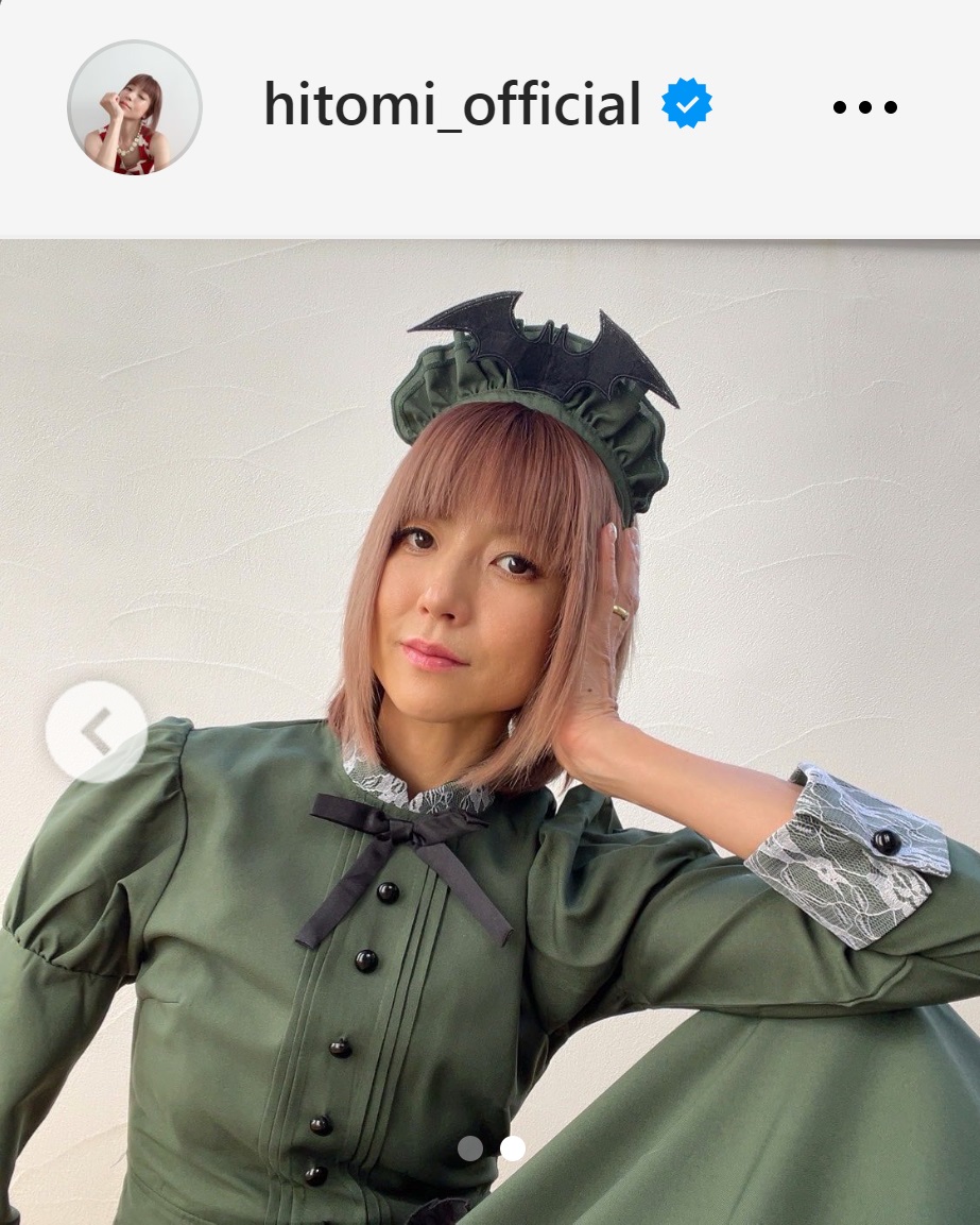 深緑のエプロンドレス姿を披露したhitomi（hitomiのインスタグラムから）