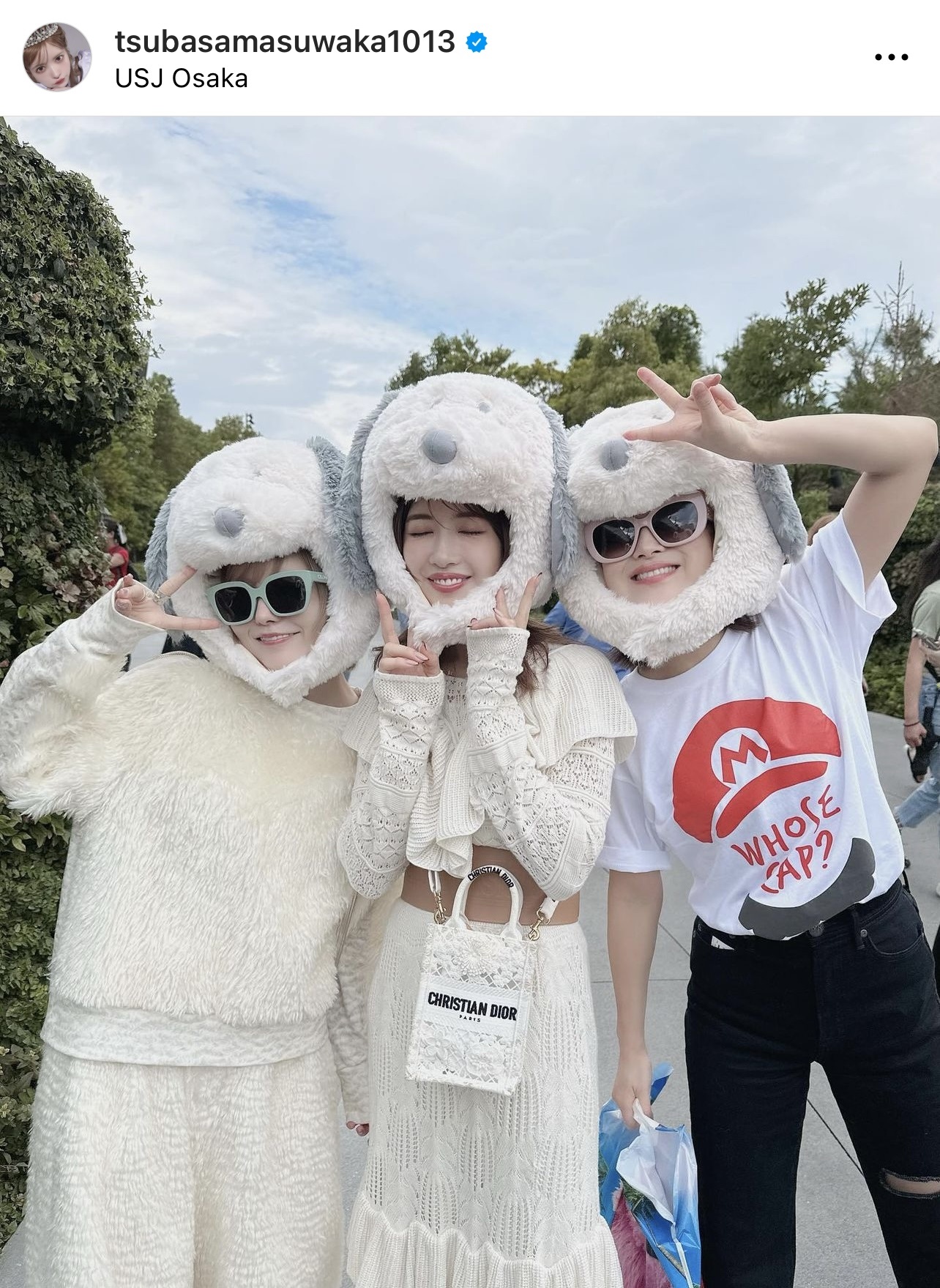 おそろいのスヌーピーの帽子をかぶってピースする（左から）益若つばさ、くみっきーこと舟山久美子、鈴木奈々（益若つばさのインスタグラムから）