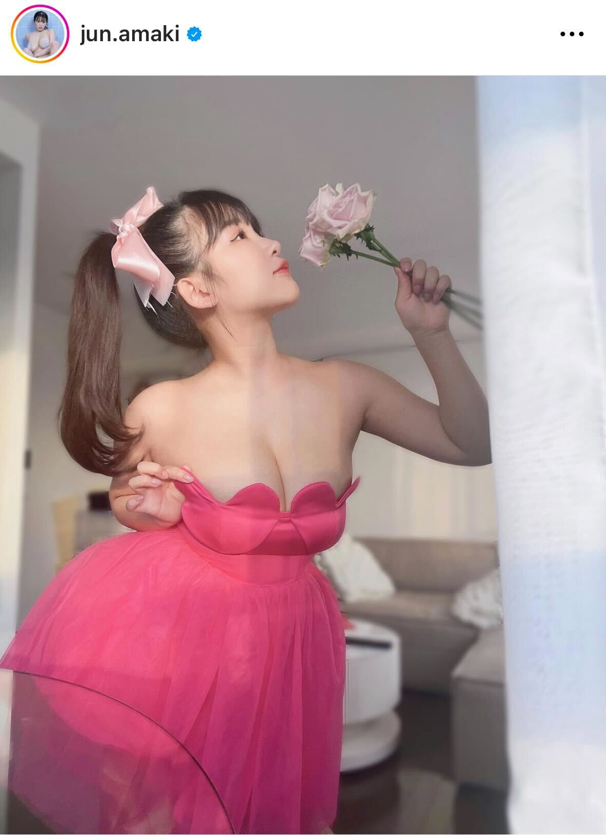 バービーのセクシーなコスプレを披露した天木じゅん（天木じゅんのインスタグラムから）