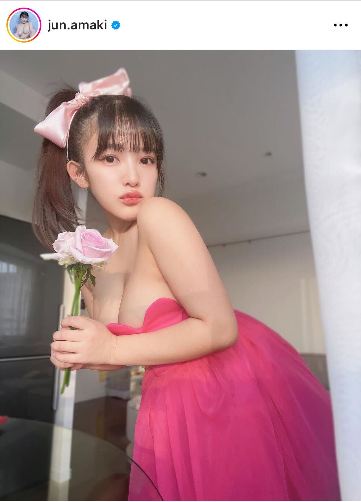 バービーのセクシーなコスプレを披露した天木じゅん（天木じゅんのインスタグラムから）