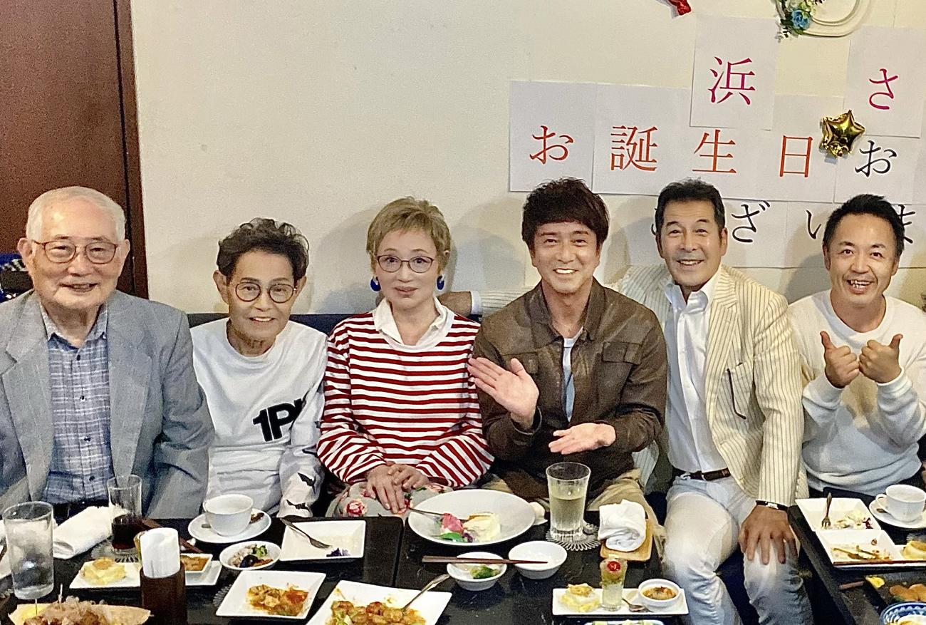 浜木綿子誕生日パーティーで。左から、荒木将久、加藤茶、浜木綿子、風間トオル、井上順、小野寺丈