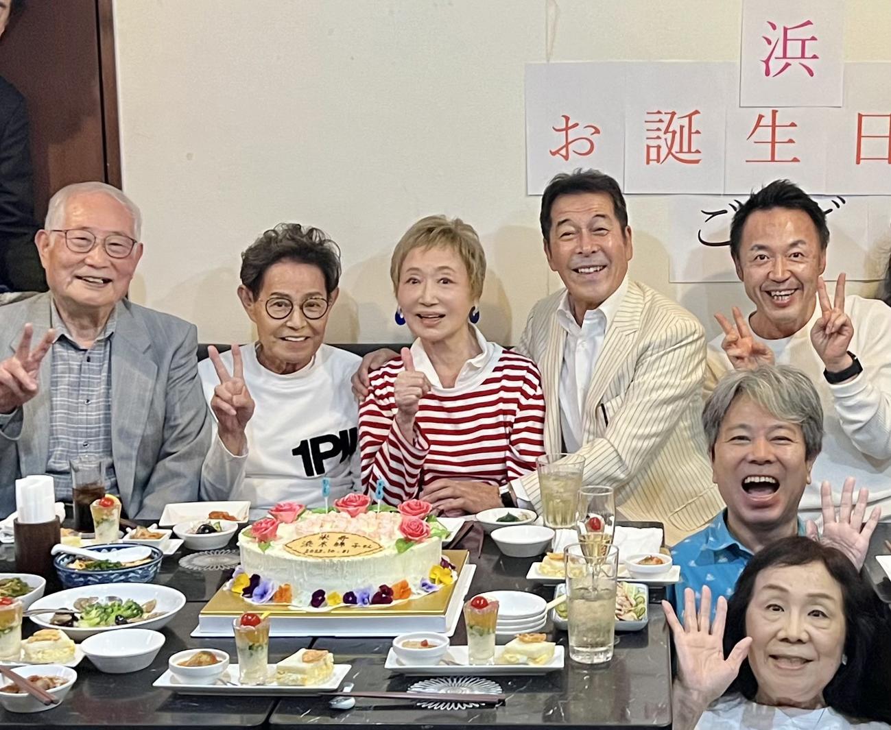 浜木綿子誕生日パーティーで。左から、荒木将久、加藤茶、浜木綿子、井上順、小野寺丈