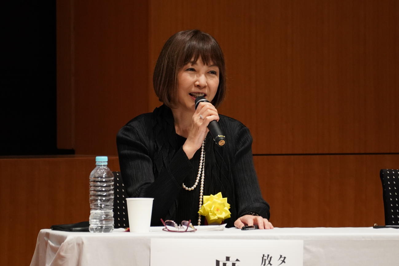 放送大学創立40周年記念式典・記念シンポジウムに登場する麻木久仁子