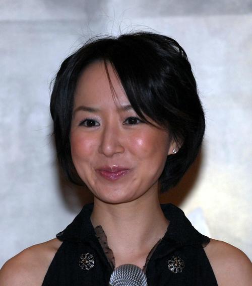山川恵里佳、20年ぶりグラビア 41歳2児の母と思えない胸の谷間＆美尻