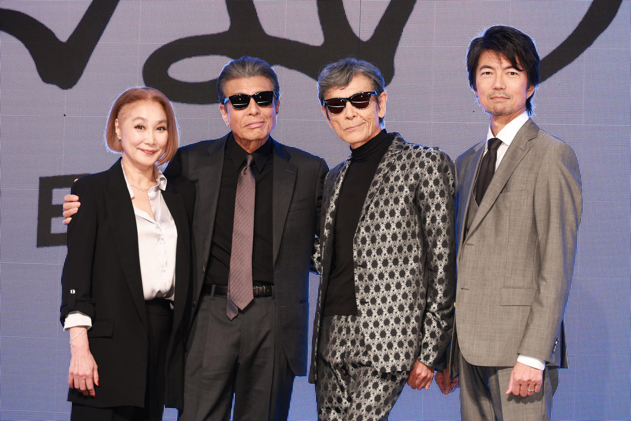 映画「あぶない刑事」製作発表を行った、左から浅野温子、舘ひろし、柴田恭兵、仲村トオル（撮影・中島郁夫）