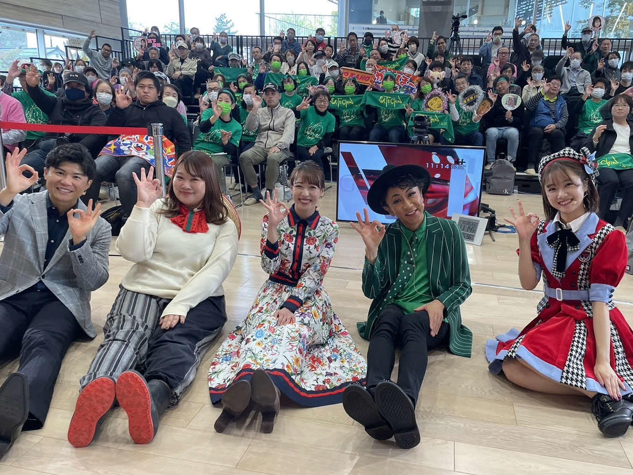 愉快なゲストと一緒に。右からNGT48真下華穂さん、さとちんさん、私、住みます芸人チカコホンマさん、大角アナ