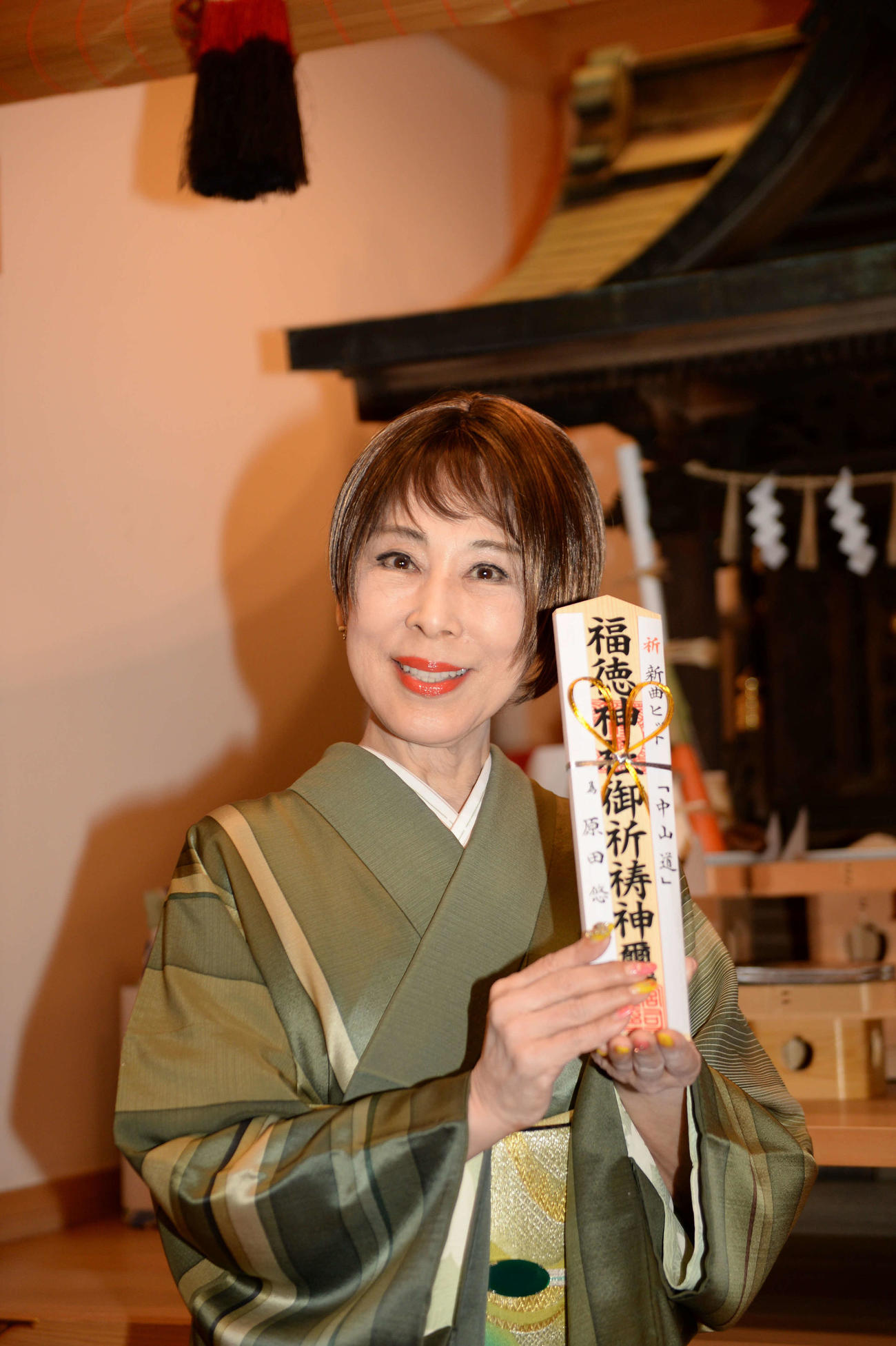 新曲「中山道」のヒット祈願を福徳神社で行った原田悠里