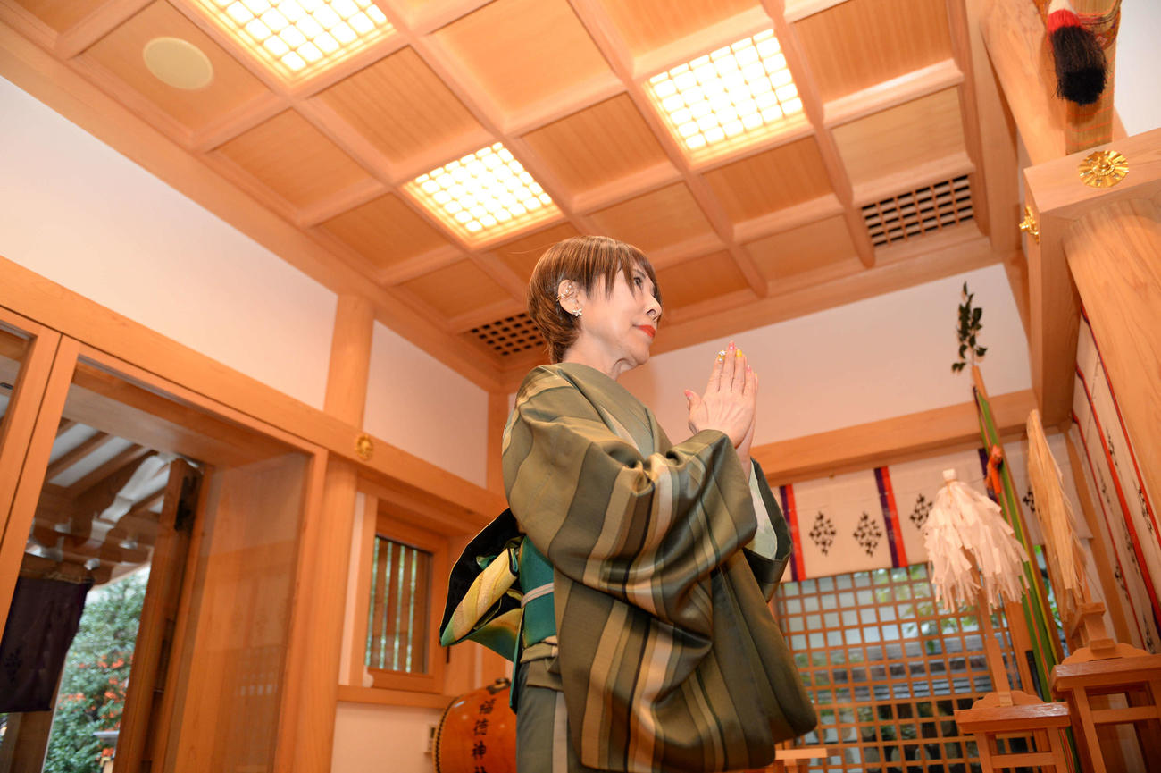 新曲「中山道」のヒット祈願を福徳神社で行った原田悠里