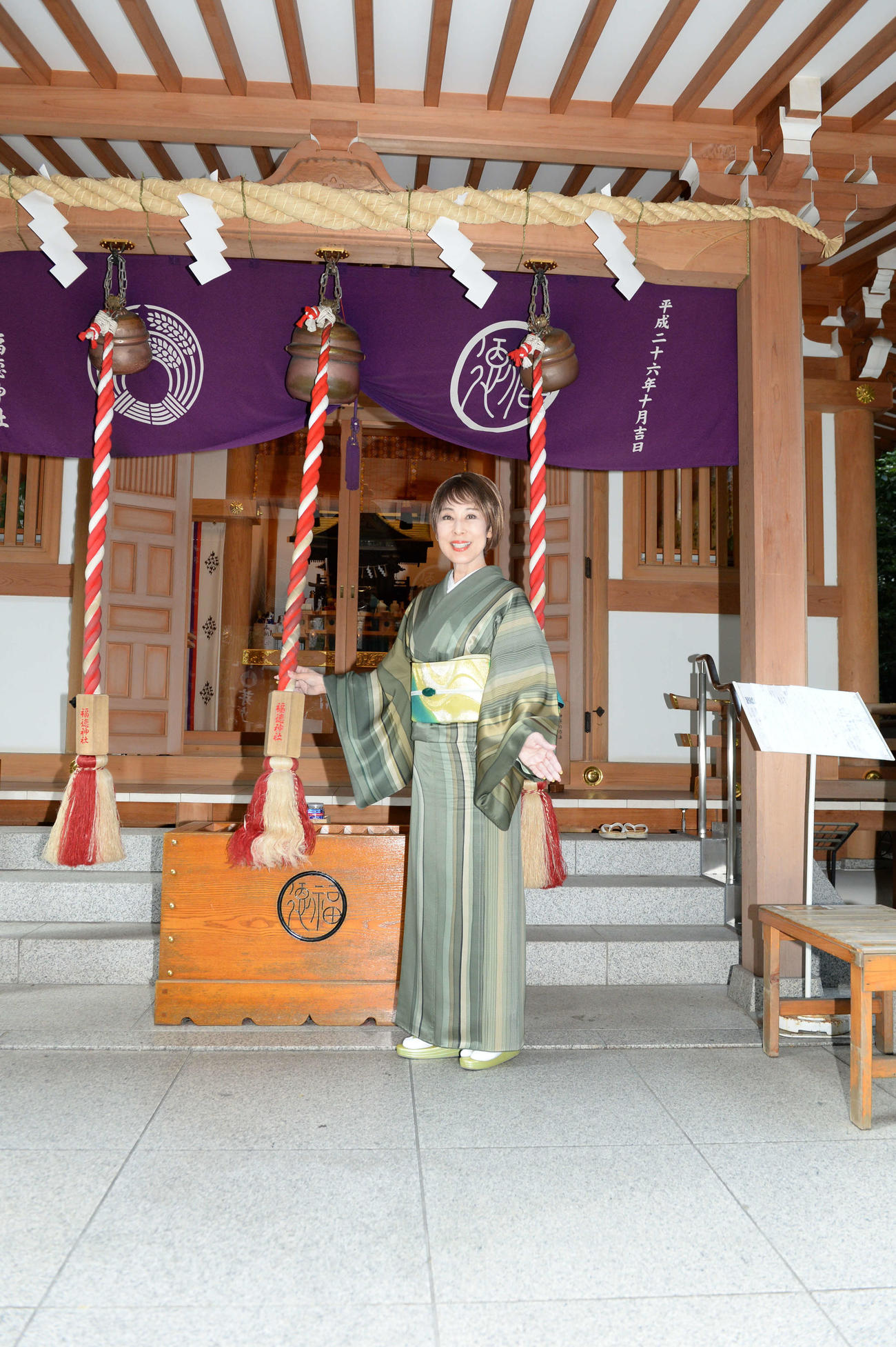 新曲「中山道」のヒット祈願を福徳神社で行った原田悠里