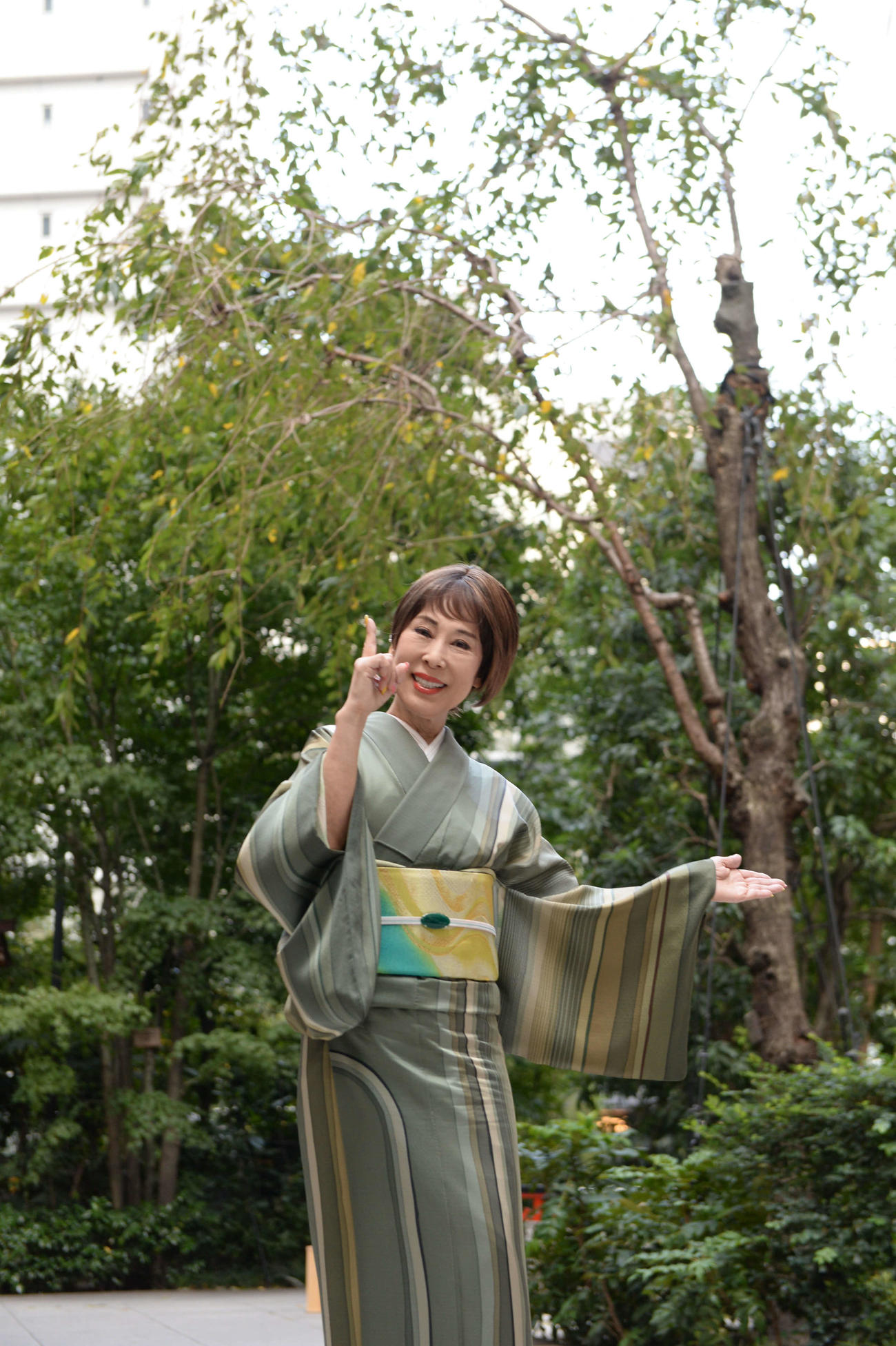 新曲「中山道」のヒット祈願を福徳神社で行った原田悠里