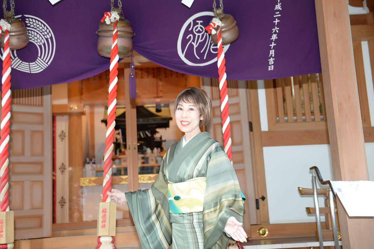 新曲「中山道」のヒット祈願を福徳神社で行った原田悠里