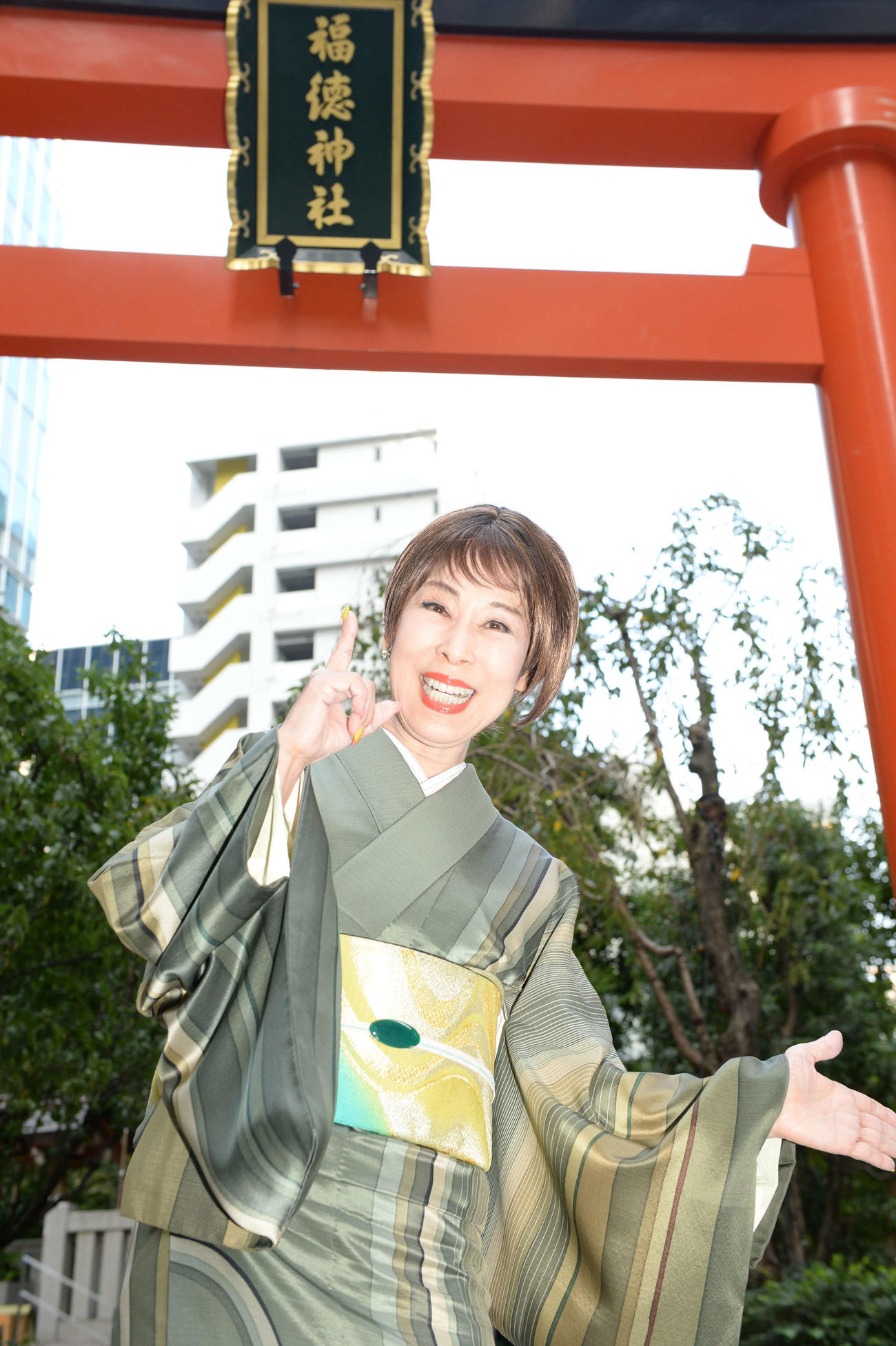 新曲「中山道」のヒット祈願を福徳神社で行った原田悠里