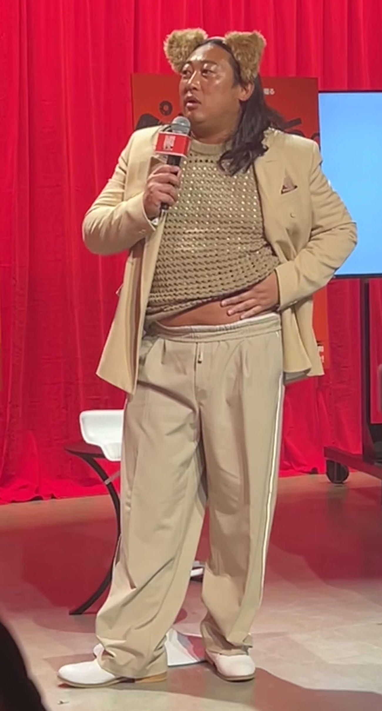 映画「スラムドッグス」公開記念イベントで自身の体型について語るお笑いトリオ、ロバートの秋山竜次（撮影・松尾幸之介）