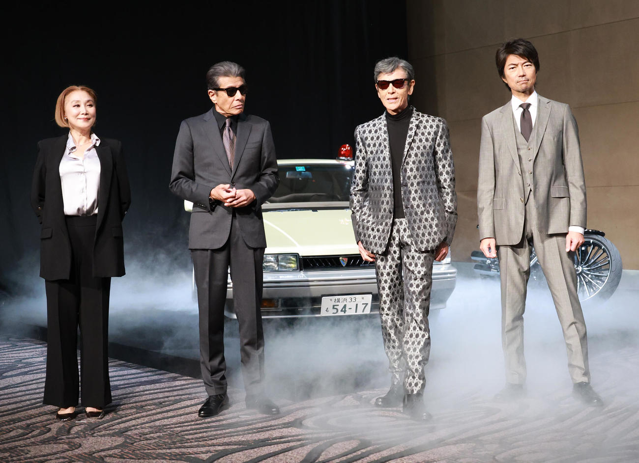 映画「あぶない刑事」製作発表を行った、左から浅野温子、舘ひろし、柴田恭兵、仲村トオル（撮影・中島郁夫）