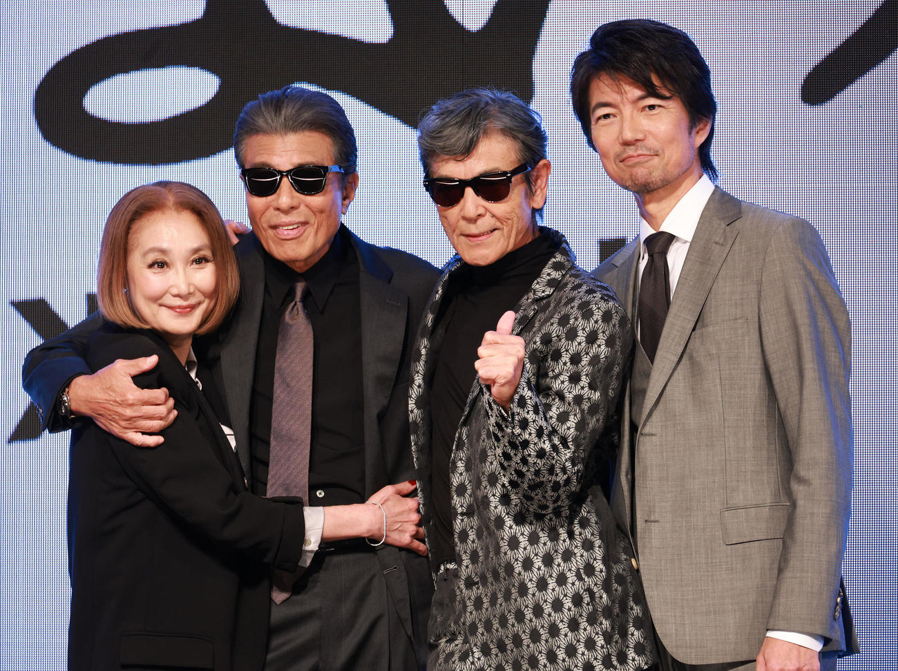 映画「あぶない刑事」製作発表を行った、左から浅野温子、舘ひろし、柴田恭兵、仲村トオル（撮影・中島郁夫）