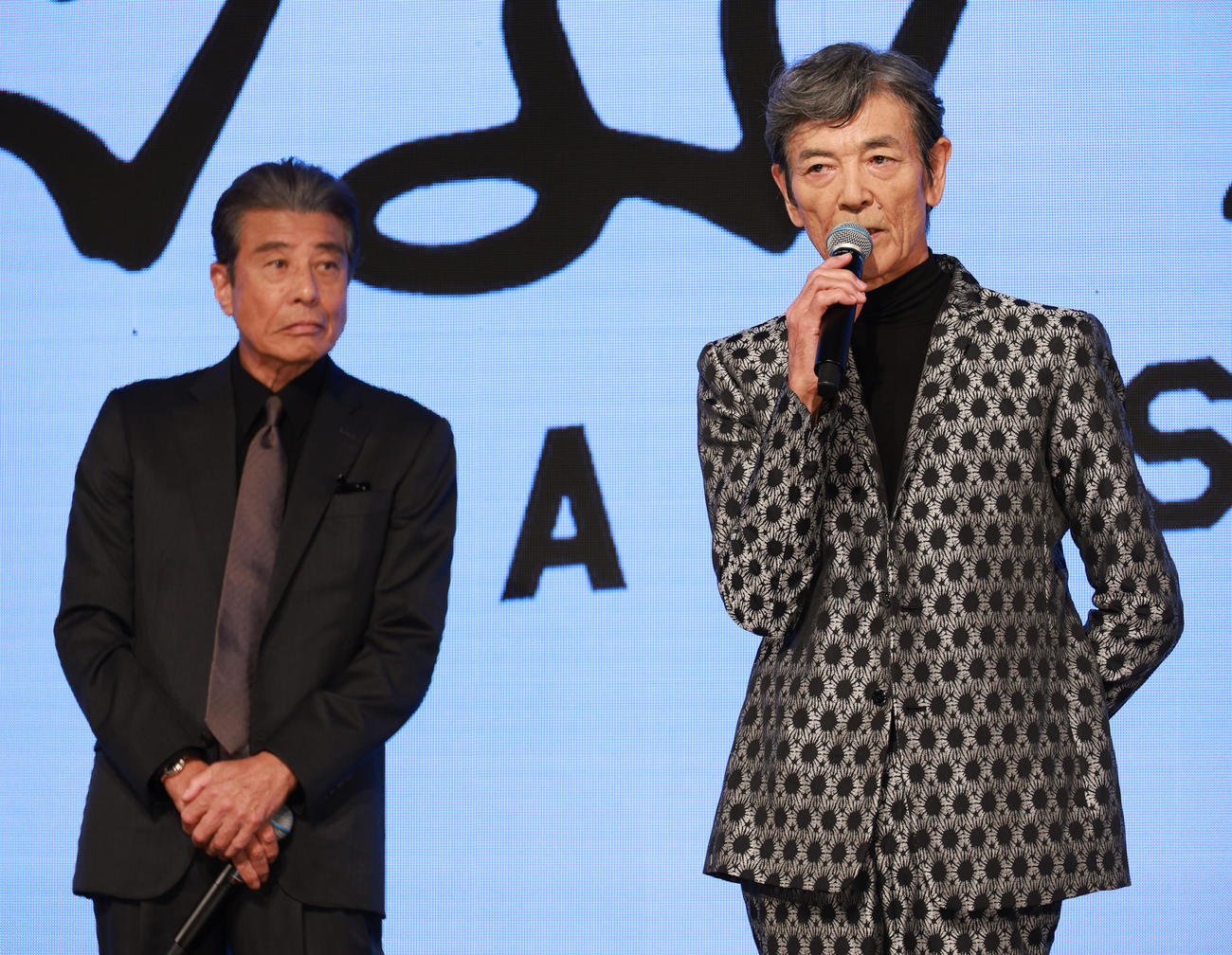 映画「あぶない刑事」製作発表を行う柴田恭兵（右）と舘ひろし（撮影・中島郁夫）