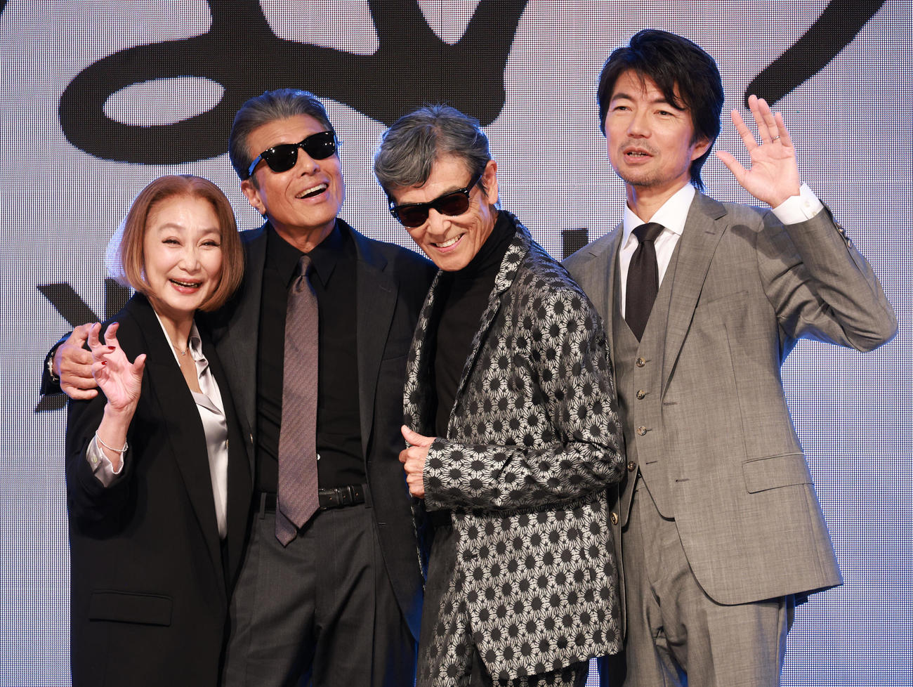 映画「あぶない刑事」製作発表を行った、左から浅野温子、舘ひろし、柴田恭兵、仲村トオル（撮影・中島郁夫）