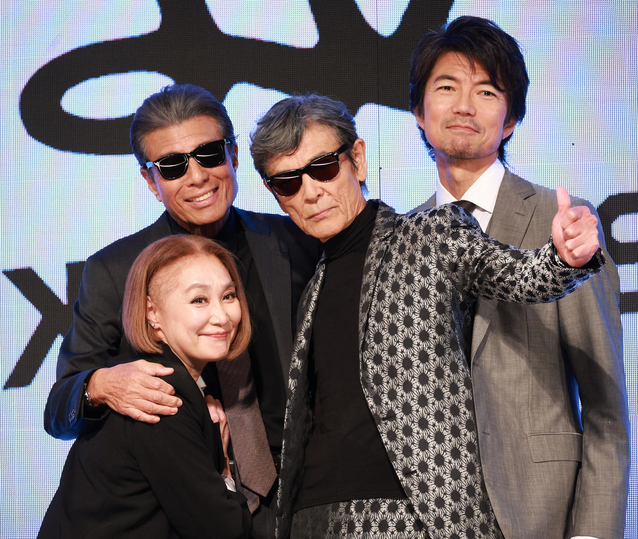 映画「あぶない刑事」製作発表を行った浅野温子（手前）、後列左から舘ひろし、柴田恭兵、仲村トオル（撮影・中島郁夫）