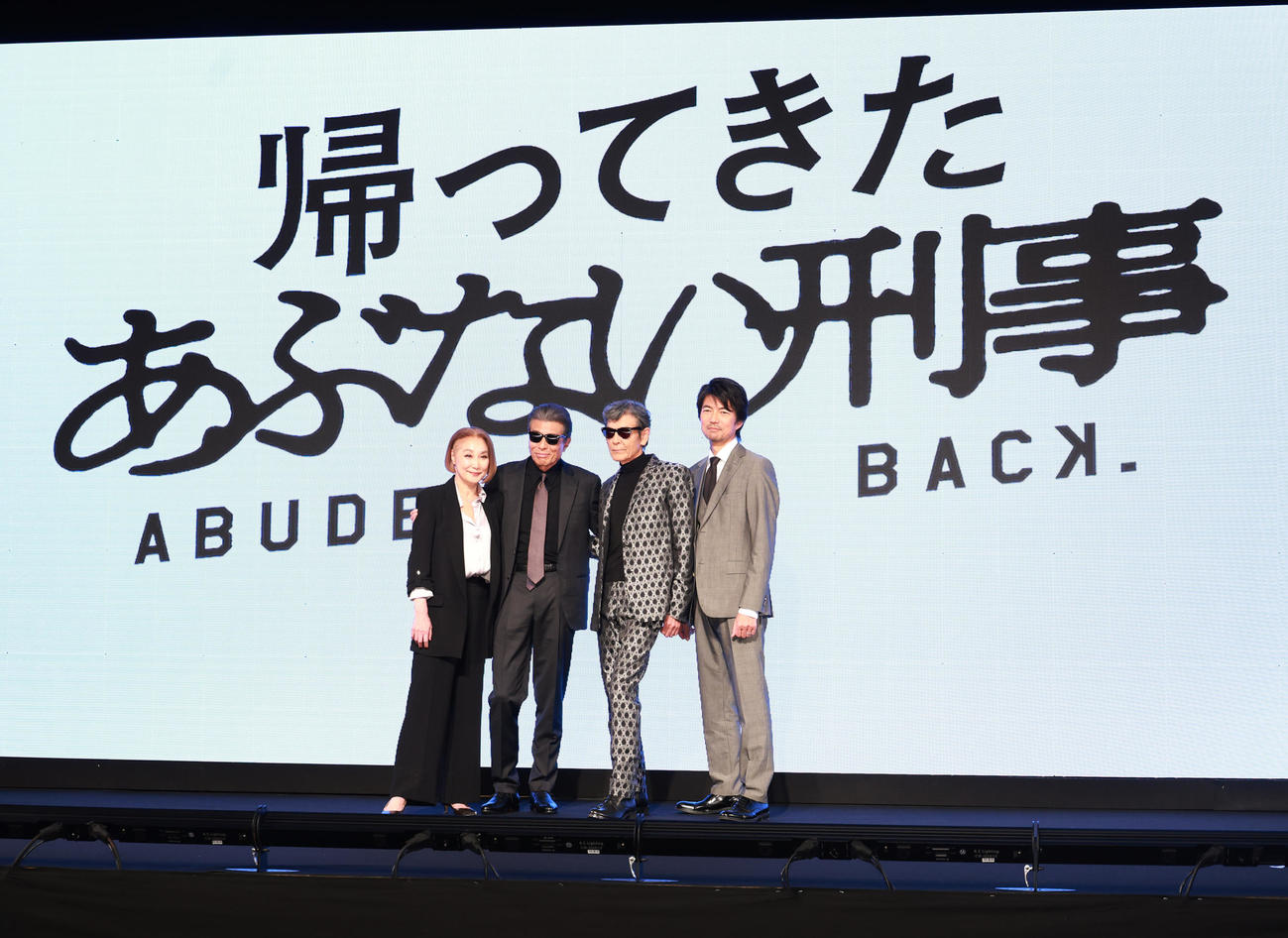 映画「あぶない刑事」製作発表を行った、左から浅野温子、舘ひろし、柴田恭兵、仲村トオル（撮影・中島郁夫）