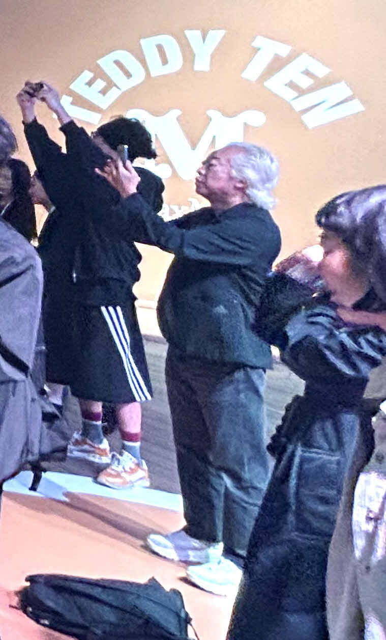 「マックスマーラ」PRイベントでエージェント契約する、のんを撮影する福田淳氏