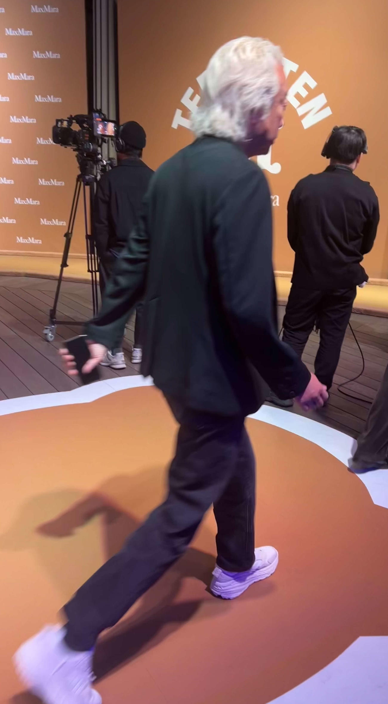 「マックスマーラ」PRイベントに出席したエージェント契約する、のんの姿を見届け、会場をあとにする福田淳氏