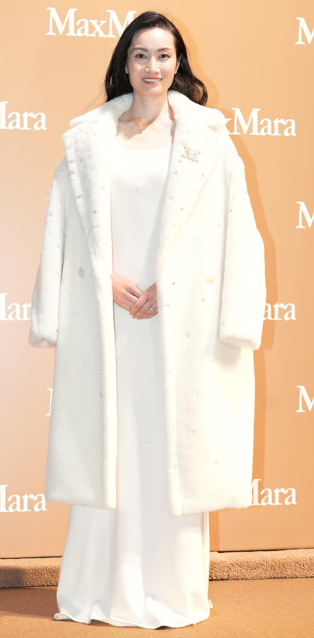 Max Mara「Teddy TEN Park」オープニングイベントでポーズを取る荒川静香さん（撮影・鈴木みどり）