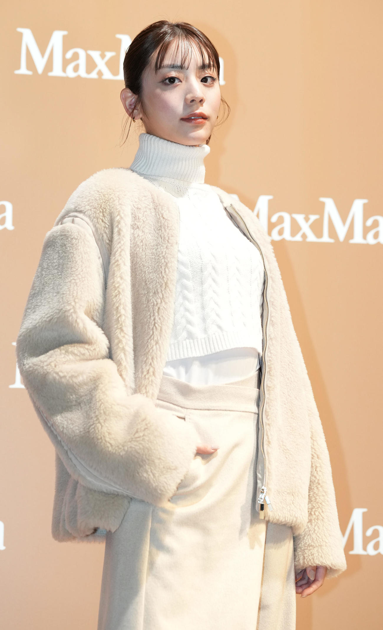 Max Mara「Teddy TEN Park」オープニングイベントでポーズを取る貴島明日香（撮影・鈴木みどり）