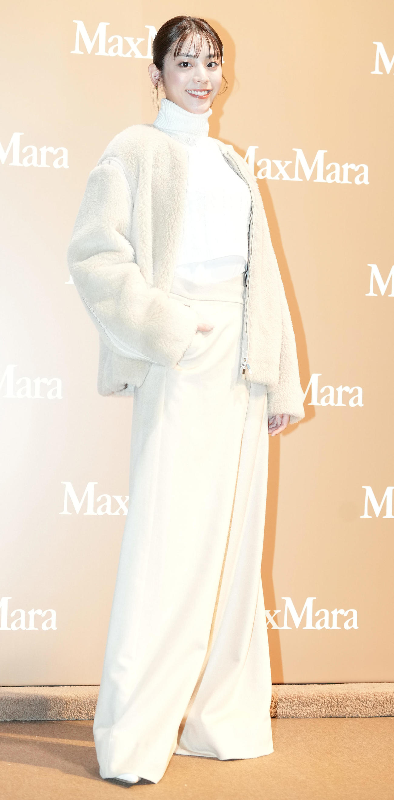 Max Mara「Teddy TEN Park」オープニングイベントでポーズを取る貴島明日香（撮影・鈴木みどり）