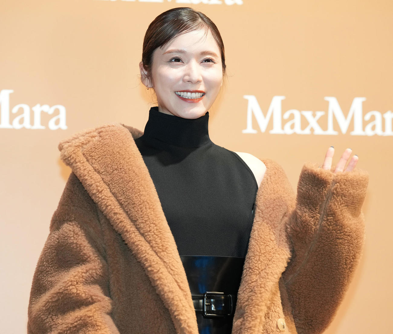Max Mara「Teddy TEN Park」オープニングイベントで手を振る松岡茉優（撮影・鈴木みどり）