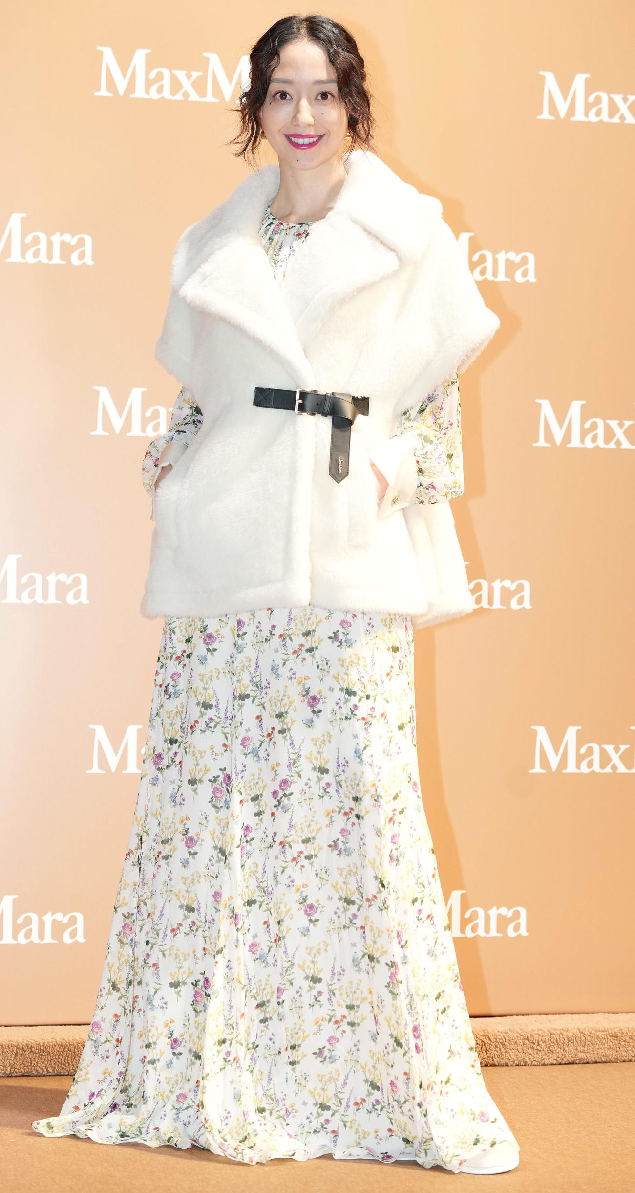 Max Mara「Teddy TEN Park」オープニングイベントでポーズを取る松島花（撮影・鈴木みどり）