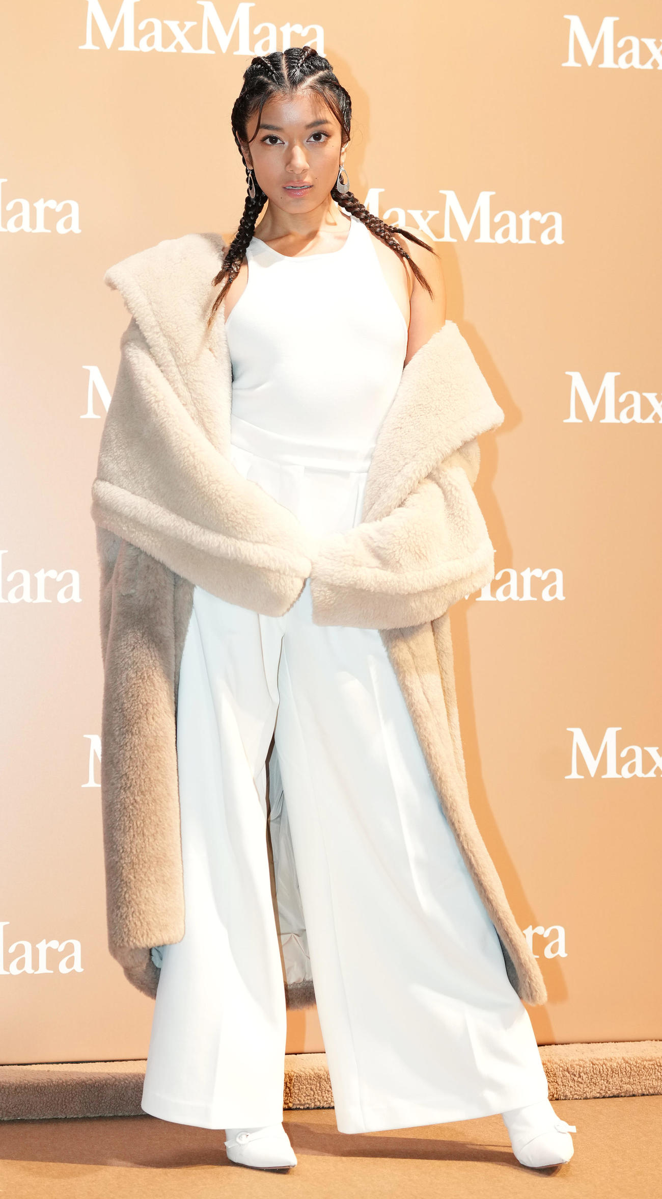 Max Mara「Teddy TEN Park」オープニングイベントでポーズを取るROLA（撮影・鈴木みどり）