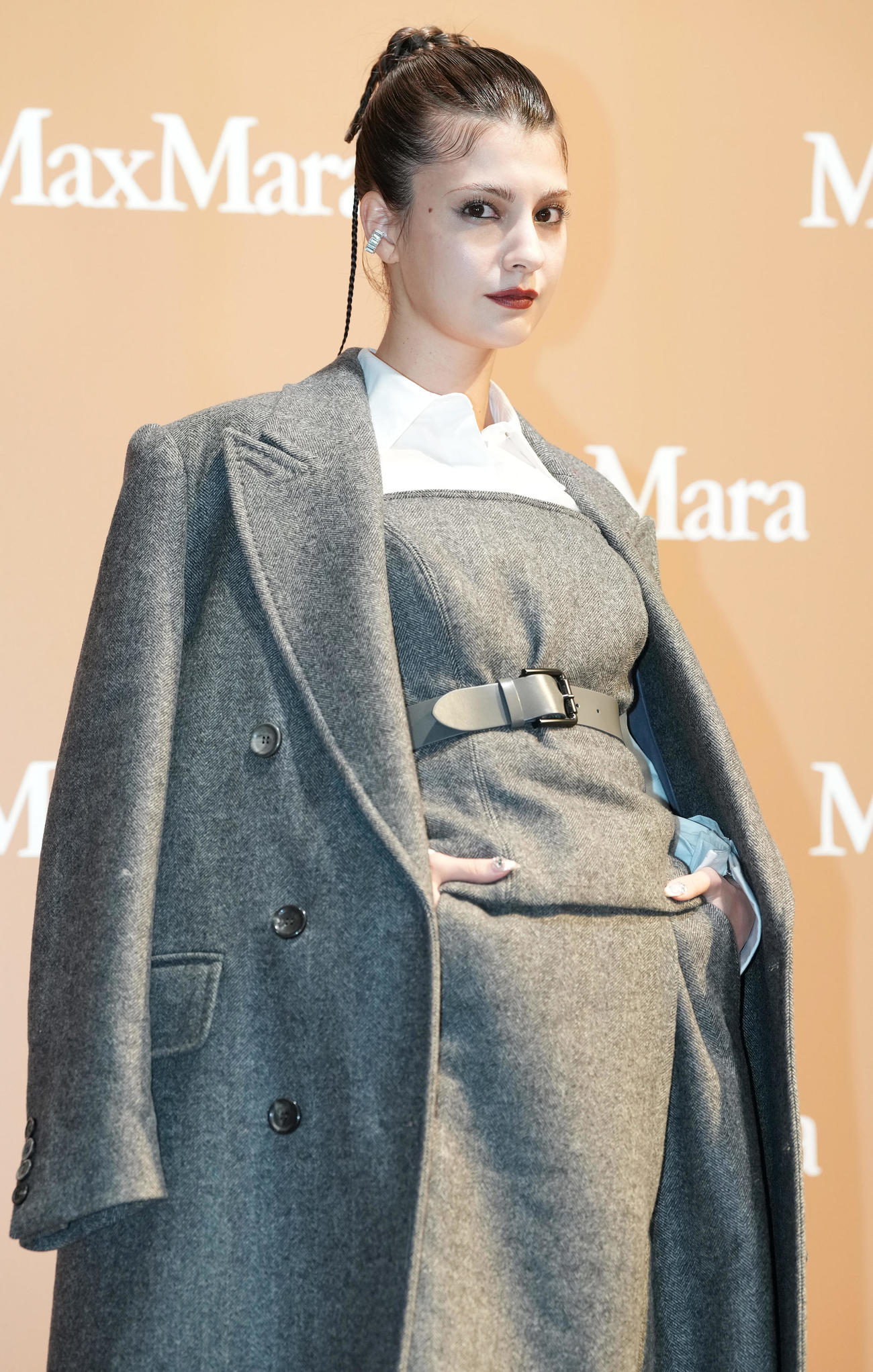 Max Mara「Teddy TEN Park」オープニングイベントでポーズを取るマギー（撮影・鈴木みどり）