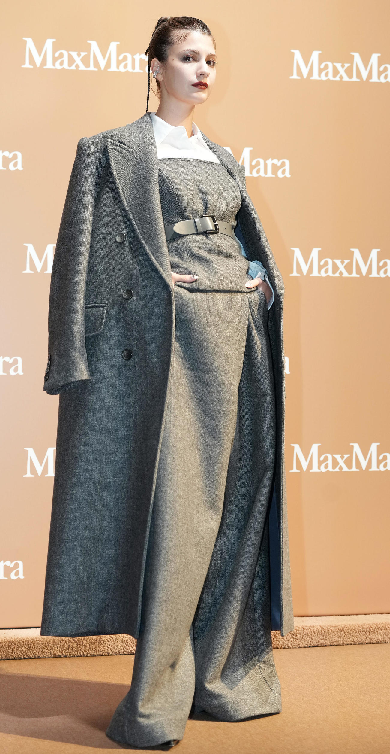 Max Mara「Teddy TEN Park」オープニングイベントでポーズを取るマギー（撮影・鈴木みどり）