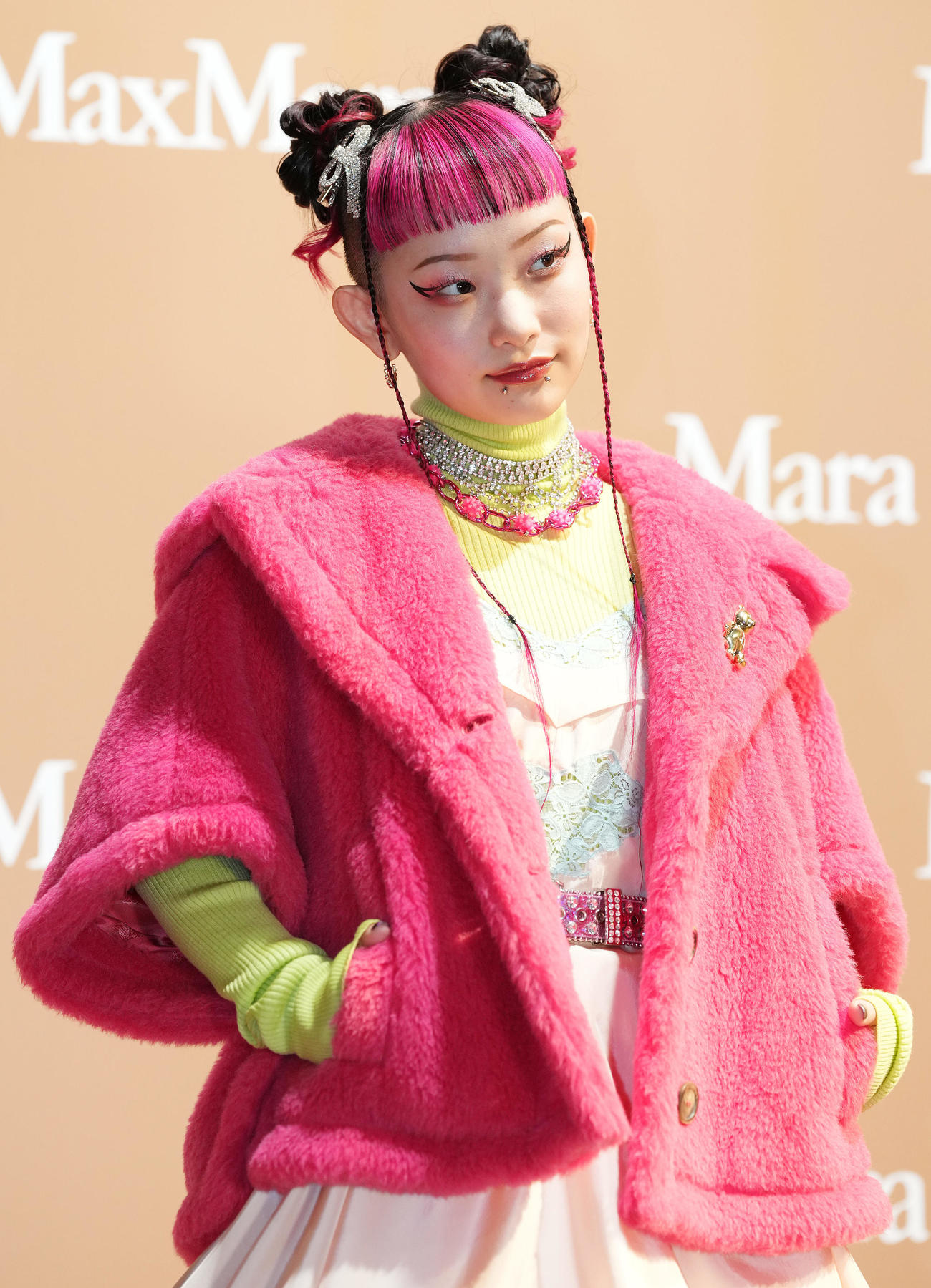 Max Mara「Teddy TEN Park」オープニングイベントでポーズを取る水曜日のカンパネラの詩羽（撮影・鈴木みどり）