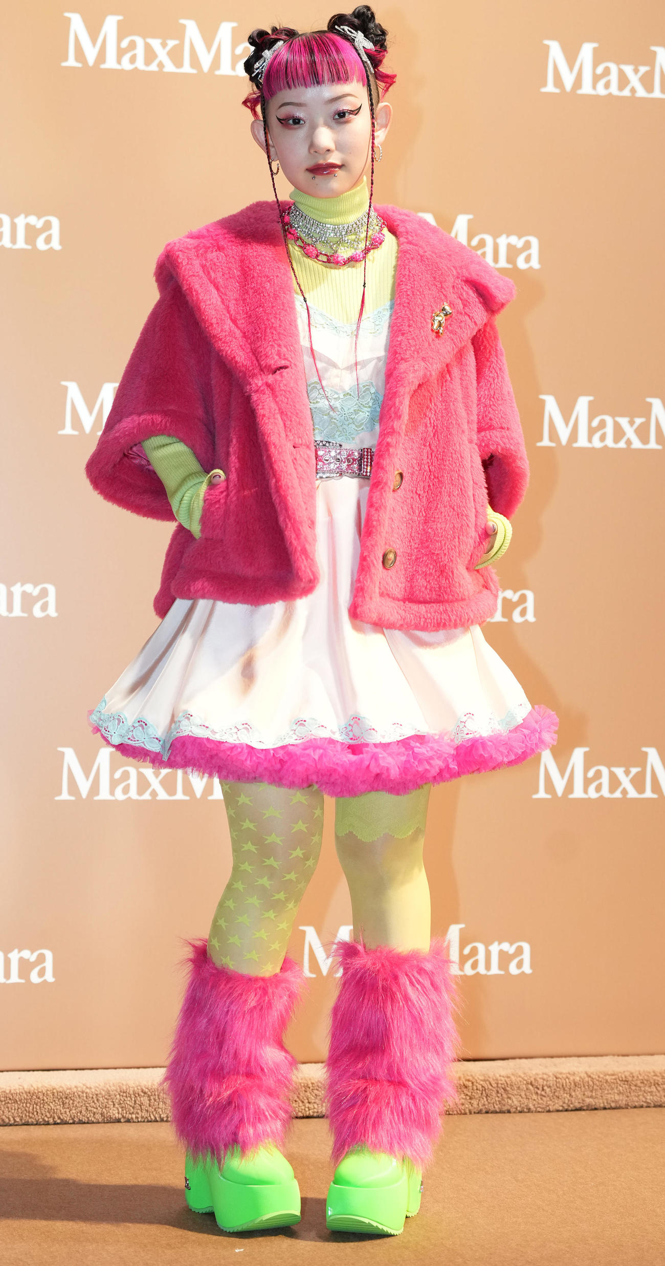 Max Mara「Teddy TEN Park」オープニングイベントでポーズを取る水曜日のカンパネラの詩羽（撮影・鈴木みどり）