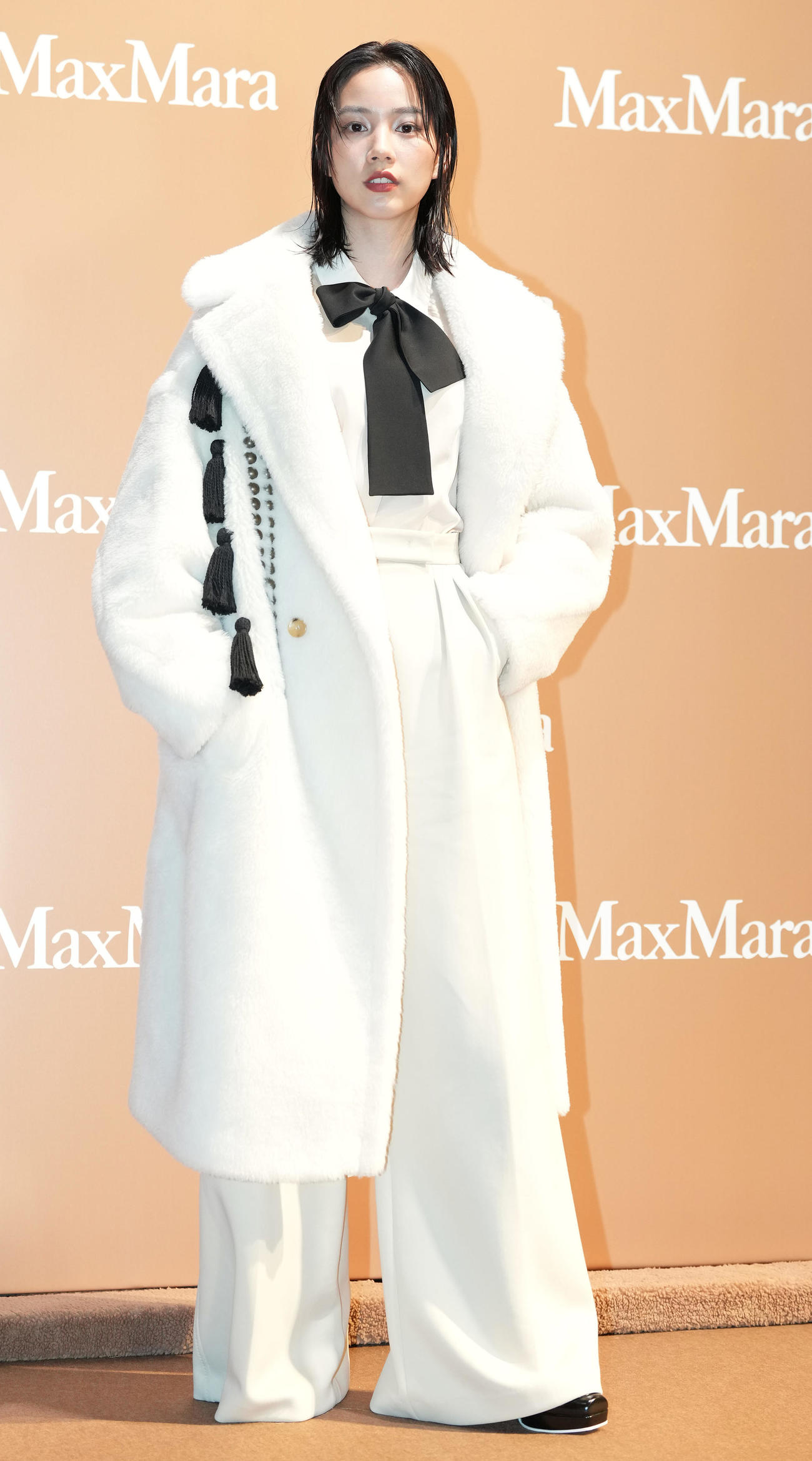 Max Mara「Teddy TEN Park」オープニングイベントでポーズを取るのん（撮影・鈴木みどり）