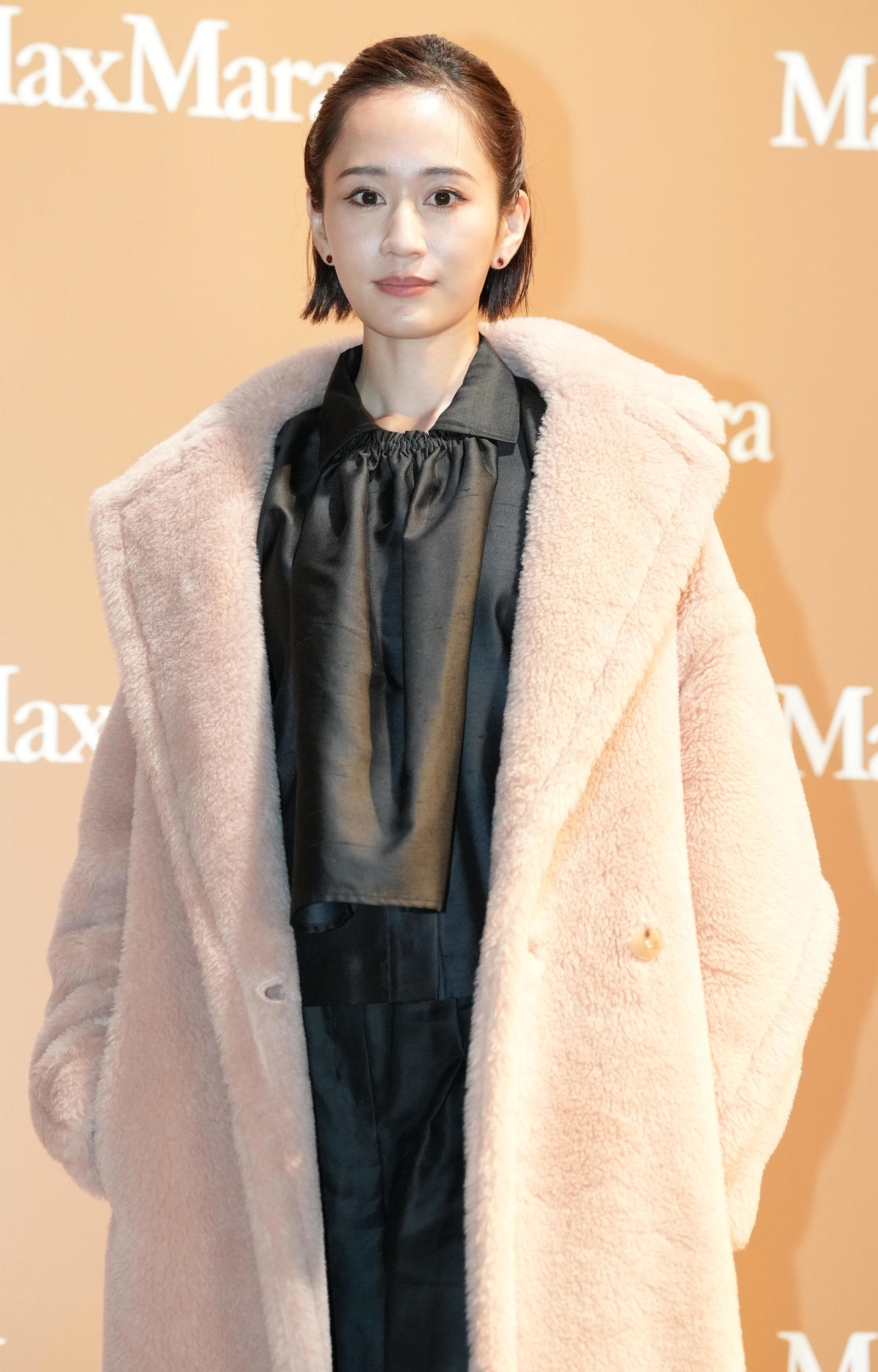 Max Mara「Teddy TEN Park」オープニングイベントでポーズを取る前田敦子（撮影・鈴木みどり）
