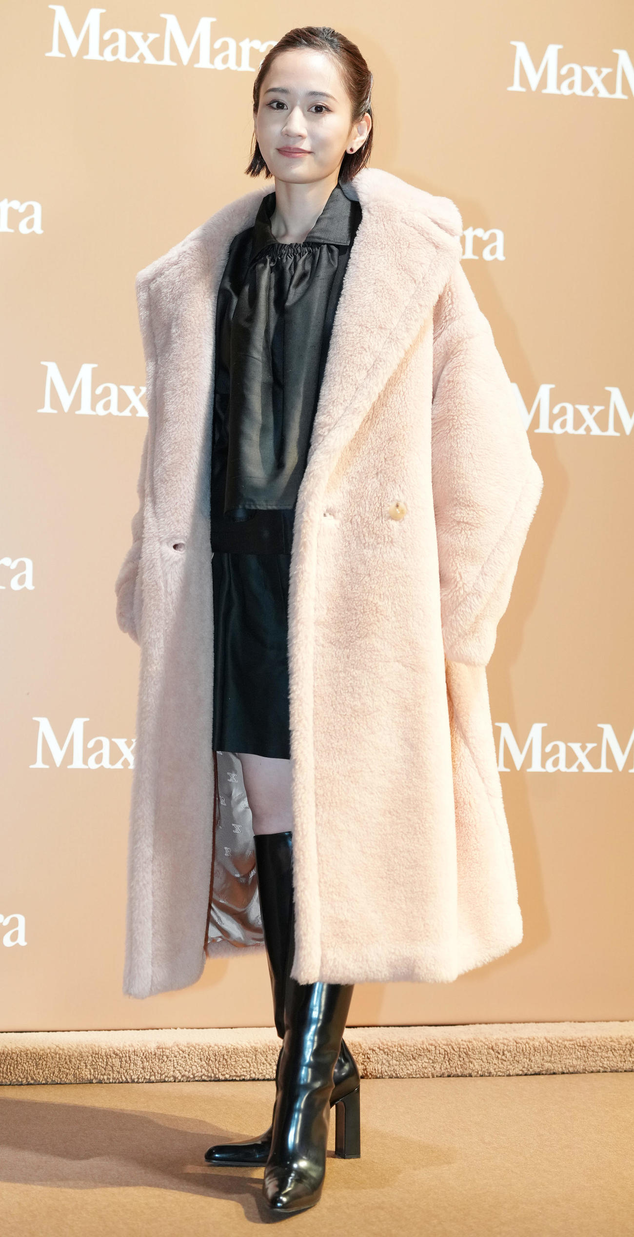 Max Mara「Teddy TEN Park」オープニングイベントでポーズを取る前田敦子（撮影・鈴木みどり）